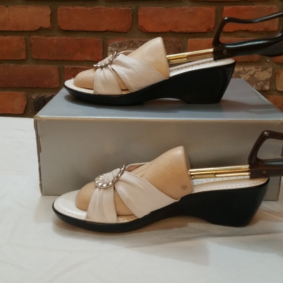 Italian Shoemakers White Wedge Sandals Shoes w/ Embellishment Size 9 - Picture 3 of 6